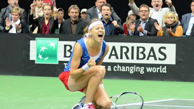 Lucie Šafářová po rozhodujícím míčku ve finále Fed Cupu