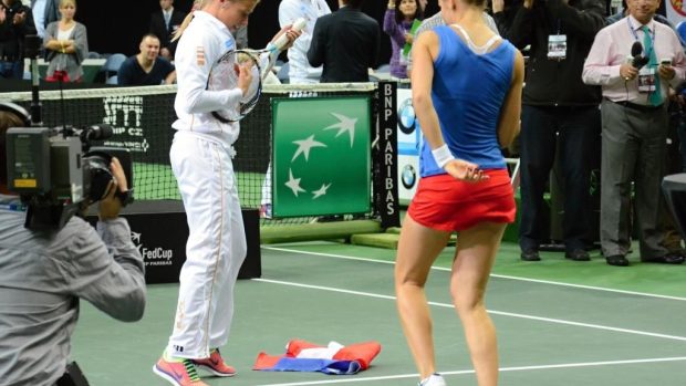 Andrea Hradecká a Lucie Šafářová oslavují triumf ve Fed Cupu tancem