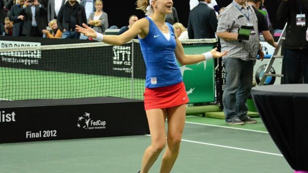 Lucie Šafářová a její vítězný taneček po finále Fed Cupu
