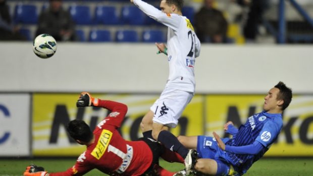 Utkání 13. kola první fotbalové ligy FC Slovan Liberec - 1. FC Slovácko 5. listopadu v Liberci. Zleva brankář Slovácka Dušan Melichárek, obránce Slovácka Tomáš Košút a liberecký útočník Josef Šural.