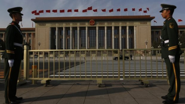 Velký palác lidu v Pekingu. Vojáci střeží sjezd Komunistické strany Číny