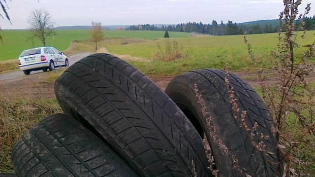 zákoutí s pneumatikami