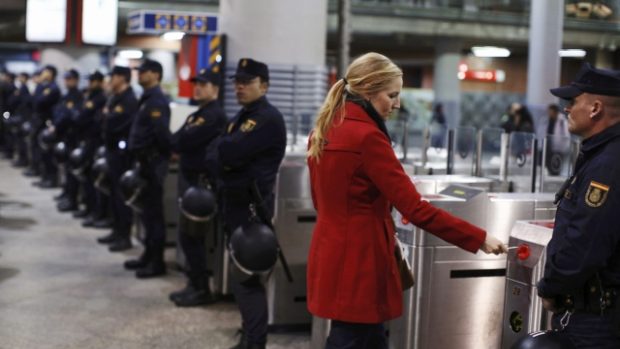 Policisté hlídkují u vstupu na nástupiště madridského nádraží Atocha