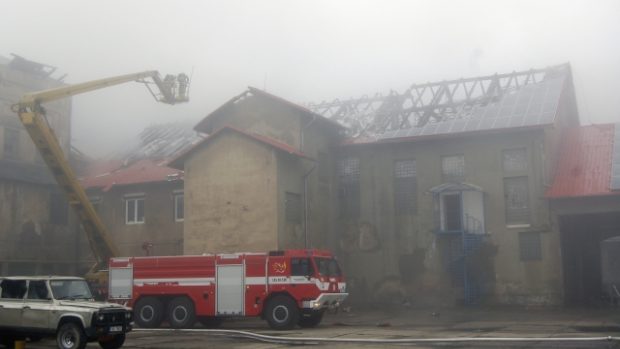 Hasiči likvidují požár v areálu bývalého cukrovaru v Zákolanech