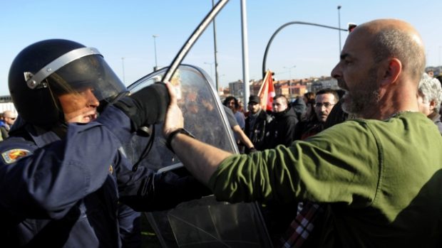 Demonstrace po celé Evropě se zvrtly ve střety s policií