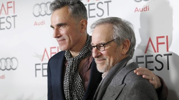 Představitel Abrahama Lincolna Daniel Day-Lewis a režisér filmu Steven Spielberg