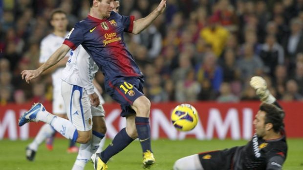 Lionel Messi (uprostřed) se do sítě Zaragozy trefil dvakrát