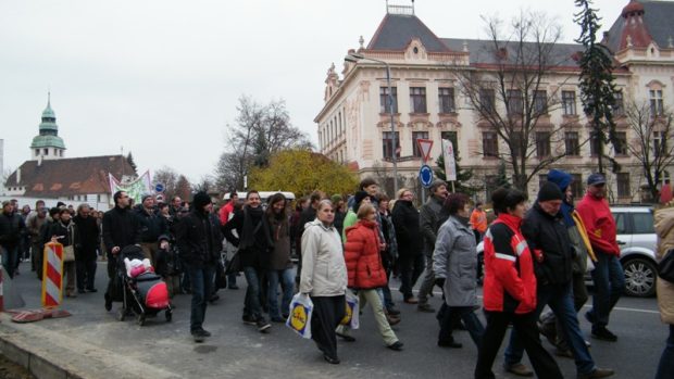 Tisíce lidí demonstrovaly za zachování nemocnice v Roudnici nad Labem