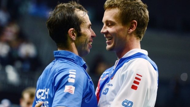 Radek Štěpánek se raduje s Tomášem Berdychem z vítězství v Davis cupu