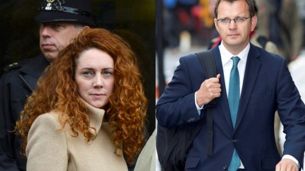 Nejznámější postavy britského skandálu kolem ilegálních odposlechů, Rebekah Brooksová i Andy Coulson