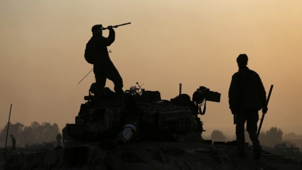 Izraelští vojáci hlídkují v blízkosti hranice s pásmem Gazy