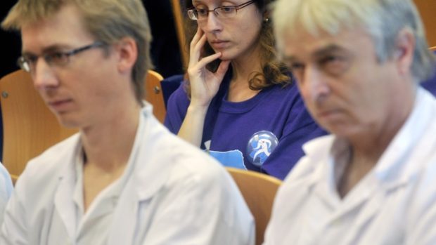 Lékaři pražské Nemocnice Na Bulovce se zapojili do symbolického protestu lékařů zemí visegrádské čtyřky