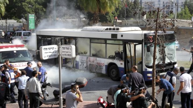 K útoku na městský autobus došlo na rušné ulici v centru Tel Avivu