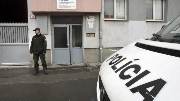 Policista hlídkuje před sídlem firmy TC Trade ve slovenském Zvolenu