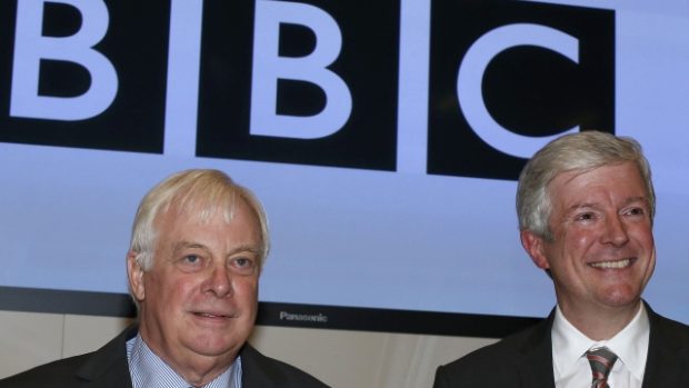 Nový generální ředitel BBC Tony Hall (vpravo) a předseda Rady BBC Chris Patten