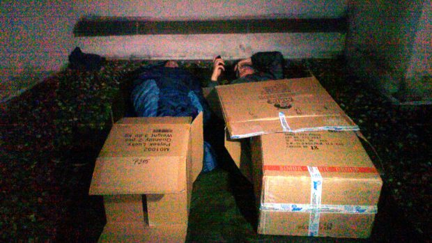 Nocležníci v centru Ostravy se snaží zahřát v krabicích