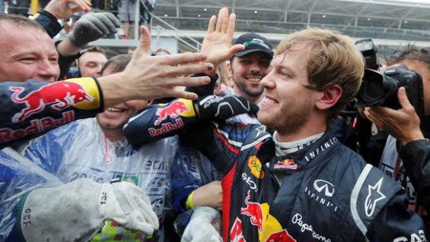 Němec Sebastian Vettel slaví třetí titul mistra světa F1 za sebou