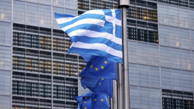 Řecká vlajka před sídlem Evropské komise v Bruselu