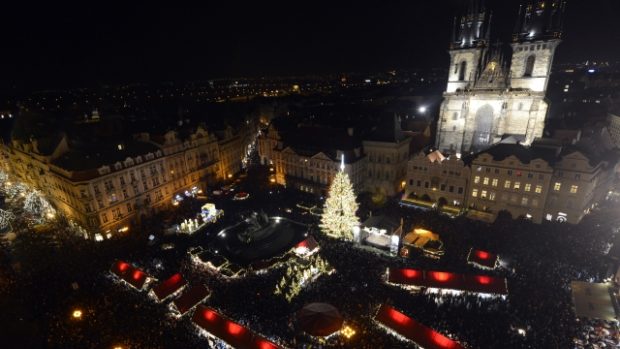 Tradiční vánoční strom, který tentokrát pochází z Rokycanska, byl rozsvícen 1. prosince na Staroměstském náměstí v Praze