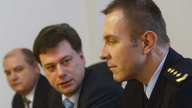 Ministr spravedlnosti Pavel Blažek (uprostřed) a nový generální ředitel Vězeňské služby Petr Dohnal