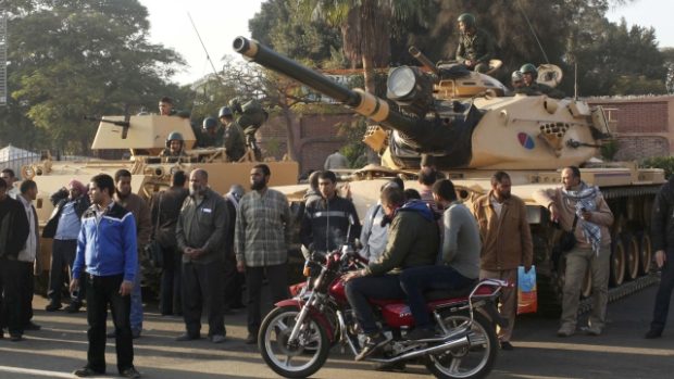 Před budovu prezidentského paláce v Káhiře umístila armáda tanky