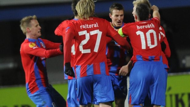 Fotbalisté Plzně se radují z gólu, kterým porazili Atlético Madrid 1:0