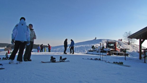 Azurové nebe a dostatek sněhu, víc si lyžaři na první lyžovačce nemohli přát