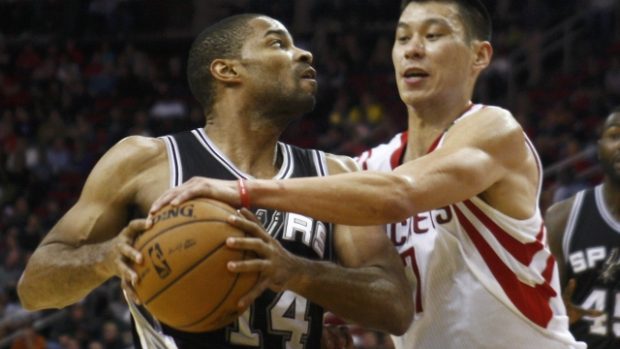 Gary Neal (vlevo) ze San Antonia a Jeremy Lin z Houstonu v souboji o míč