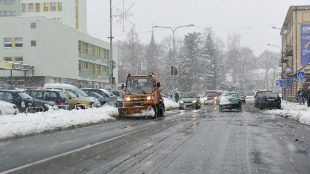 Dopravu na většině území republiky stěžuje sníh a náledí