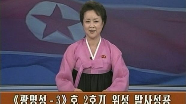 Severokorejská státní televize oznamuje úspěšné odpálení rakety