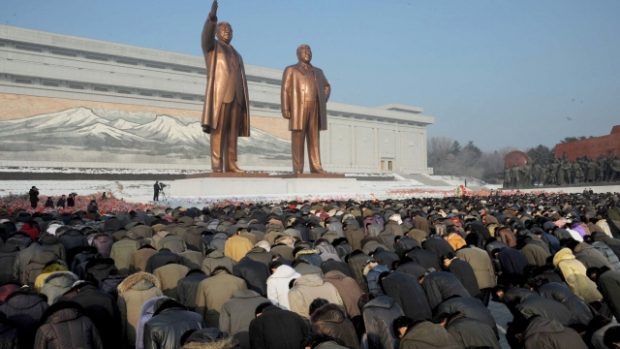 Severokorejci se klaní památce svých vůdců