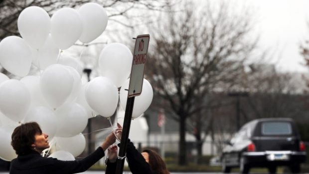 Ulice Fairfieldu lemovaly během pohřbu Noaha Poznera řady bílých balonků