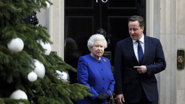 Britský premiér David Cameron přivítal panovnici Alžbětu II. před svým sídlem v Downing Street 10