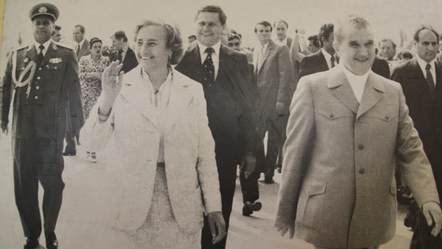 Diktátor Ceauşescu se ženou na archívní fotografii
