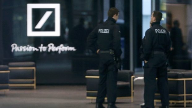 Policisté v sídle největší německé banky Deutsche Bank ve Frankfurtu