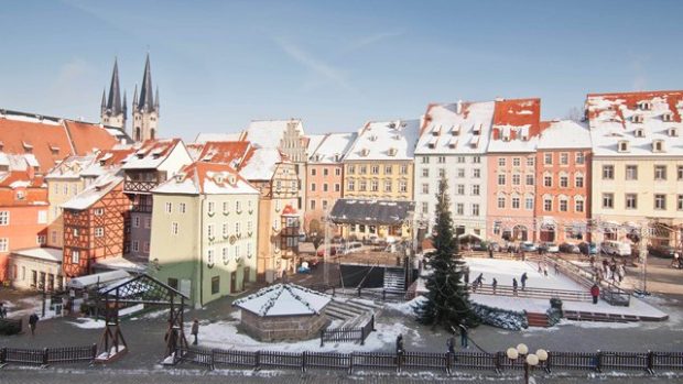 Součástí vánočních trhů v Chebu je i umělé kluziště na náměstí