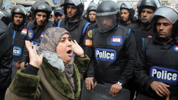 Policisté v Káhiře oddělují příznivce a odpůrce prezidenta Mursího, kteří se sešli na demonstraci v Alexandrii