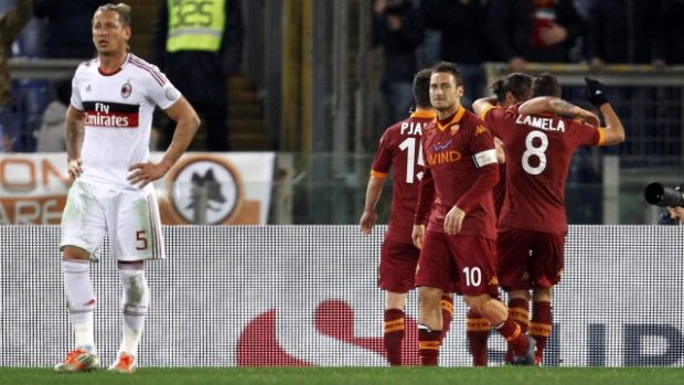 AS Řím (v červeném) porazil AC Milán 4:2, dva góly si připsal Eric Lamela (vpravo)
