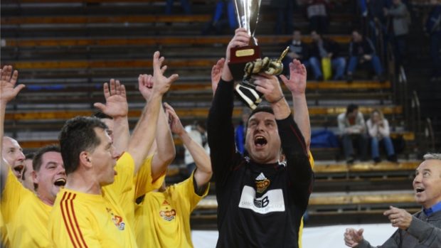 Vítězný tým Dukly Praha s trofejí z vánočního turnaje fotbalových internacionálů