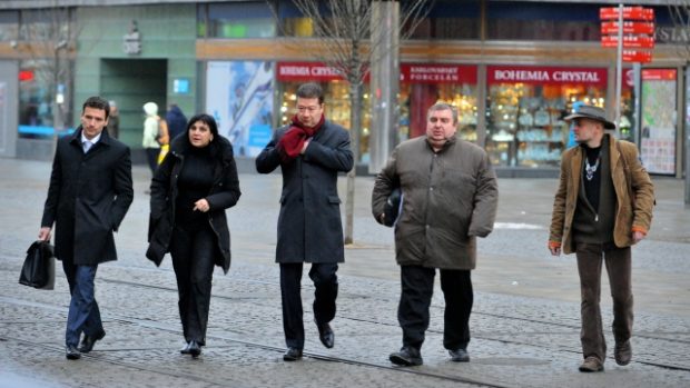 Advokáti Adam Batuna a Klára Samková, senátor Tomio Okamura a poradci Jaroslav Staník a Jaroslav Novák přicházejí k budově Ústavního soudu v Brně