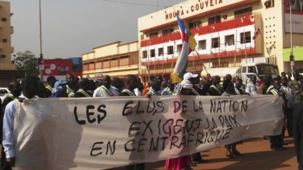Lidé v Bangui, hlavním městě Středoafrické republiky, protestují proti francouzské nečinnosti. Francie nechce vojensky zasáhnout proti povstalcům.