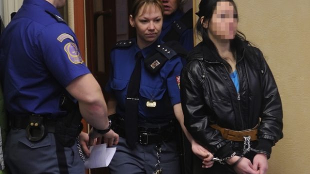 Na 20 let vězení snížil Krajský soud v Plzni trest ženě z Nejdku na Karlovarsku (vpravo), která se v roce 2010 pokusila otrávit svou pětiletou dceru nemrznoucí směsí do automobilů.