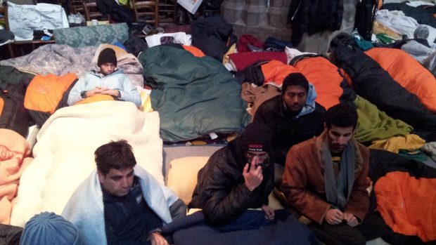 Uprchlíci tábořící uvnitř votivního kostela ve Vídni