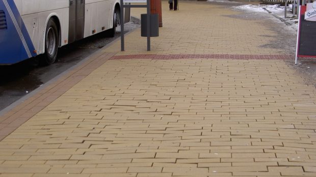 Nové chodníky u autobusového nádraží ve Žďáře nad Sázavou bude město reklamovat
