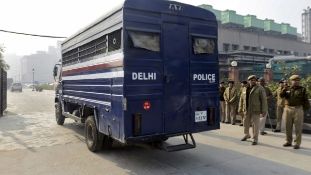 Indická policie převáží k soudu v Dillí muže obviněné z brutálního znásilnění