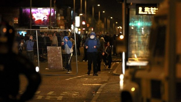 Belfast: Mladí probritští demonstranti v noci znovu útočili na policisty