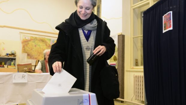 Kandidátka Táňa Fischerová odevzdala svůj hlas v první přímé prezidentské volbě