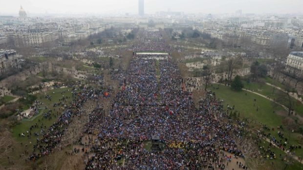 Masová demonstrace proti sňatků homosexuálů v Paříži