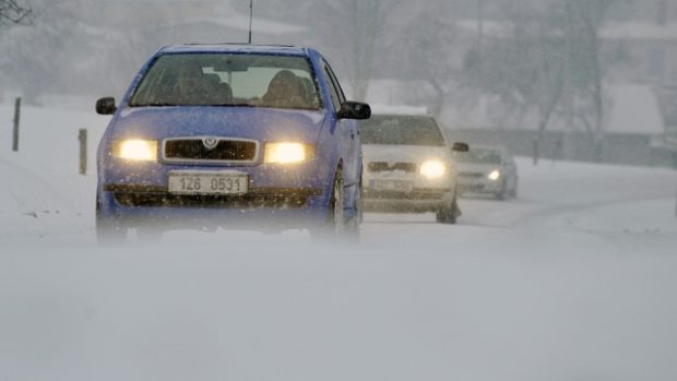 Dopravu po celé zemi komplikuje vydatné sněžení