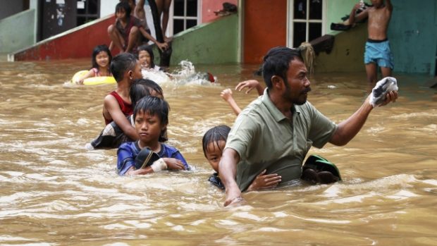 Vytopená Jakarta. Indonéské hlavní město již několikátý den trápí vytrvalé deště a vysoká voda